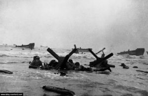 Cliché du photographe de guerre Robert Capa à l'ouest du Wn 62 vers 07h15 à Omaha Beach. Photo : US National Archives