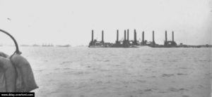 Les plateformes Löbnitz, surnommées Whales, installées devant Vierville-sur-Mer. Photo : US National Archives
