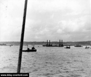 Les plateformes Löbnitz, surnommées Whales, installées devant Vierville-sur-Mer. Photo : US National Archives