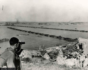 Vue générale du port artificiel Mulberry A d’Omaha Beach. Photo : US National Archives