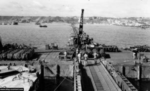 Vue d’un ponton du Mulberry A vers Vierville-sur-Mer. Photo : US National Archives