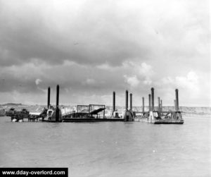 Les plateformes Löbnitz, surnommées Whales, installées devant Vierville-sur-Mer. Photo : US National Archives