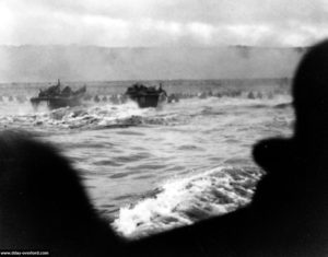 Une nouvelle vague d'assaut débarque sur Omaha Beach. Photo : US National Archives