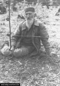 Un prisonnier de guerre allemand sur la plage d'Omaha. Photo : US National Archives