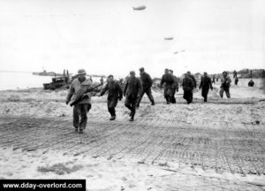 Déplacement des prisonniers allemands à Omaha Beach vers les navires. Photo : US National Archives