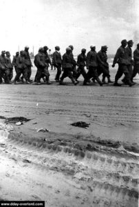 Déplacement des prisonniers allemands à Omaha Beach vers les navires. Photo : US National Archives