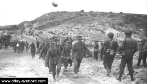 Déplacement des prisonniers allemands à Omaha Beach vers les navires. Photo : US National Archives