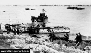 Des blessés allemands embarquent à bord d'un LCA de la Croix Rouge à Omaha Beach. Photo : US National Archives