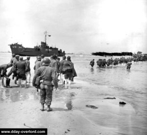 Déplacement des prisonniers allemands à Omaha Beach vers les navires. Photo : US National Archives