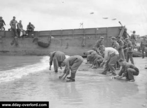 Brin de toilette pour ces prisonniers allemands à Omaha Beach avant l'embarquement vers l'Angleterre. Photo : US National Archives