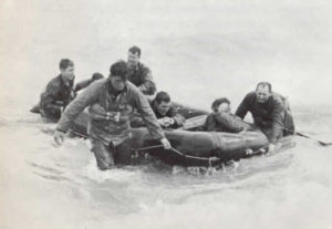 Récupération de naufragés d'un LCVP sur Easy Red devant Colleville-sur-Mer. Photo : US National Archives