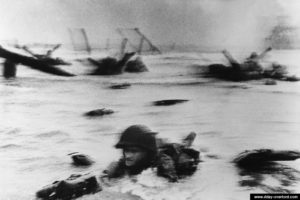 Cliché du photographe de guerre Robert Capa (soldats de la compagnie E, 16 régiment d'infanterie) à Omaha Beach. Photo : US National Archives