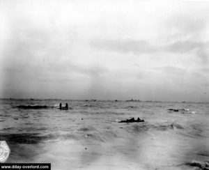 Récupération de naufragés d'un LCVP sur Easy Red devant Colleville-sur-Mer. Photo : US National Archives