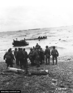 Récupération de naufragés d'un LCVP sur Easy Red devant Colleville-sur-Mer. Photo : US National Archives