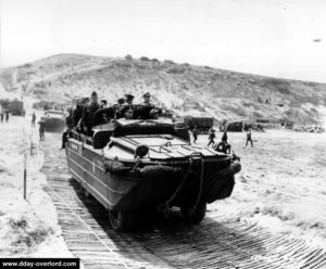 Le 12 juin 1944, inspection d'autorités américaines en DUKW à Omaha Beach. Photo : US National Archives