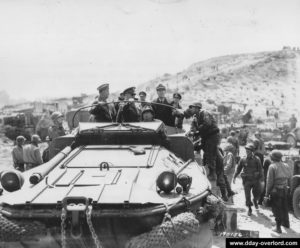 Le 12 juin 1944, inspection d'autorités américaines en DUKW à Omaha Beach. Photo : US National Archives