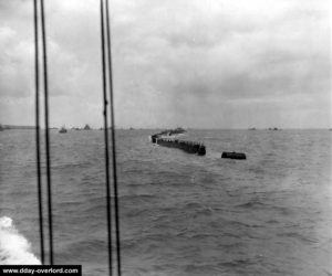 Bombardons brise-lames devant Vierville-sur-Mer. Photo : US National Archives