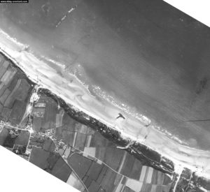 Vue aérienne d'Omaha Beach, secteur de Saint-Laurent-sur-Mer, après-guerre. Photo : US National Archives