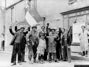 La population de Sainte-Honorine-des-Pertes accueille ses libérateurs. Photo : US National Archives