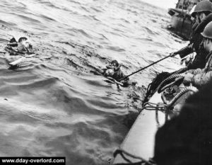 Au large d'Omaha Beach, sauvetage de soldats en perdition le Jour-J. Photo : US National Archives