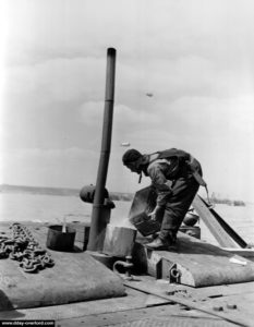 "Seabee" : ouvrier dédié au travail sur le Mulberry A. Photo : US National Archives