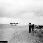 Un P-38 et un L4 Piper Club sur l'aérodrome de Saint-Laurent-sur-Mer le 9 juin 1944. Photo : US National Archives