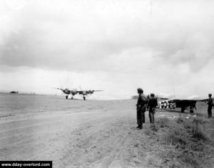 Un P-38 et un L4 Piper Club sur l'aérodrome de Saint-Laurent-sur-Mer le 9 juin 1944. Photo : US National Archives