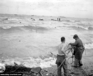 Récupération de naufragés d'un LCVP sur Easy Red devant Colleville-sur-Mer. Photo : US National Archives