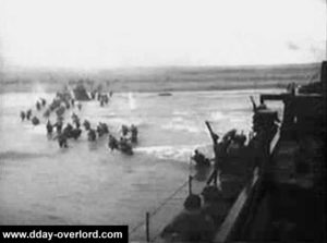Des gerbes d'eau occasionnés par les tirs encadrent les soldats débarquant à Omaha Beach. Photo : US National Archives