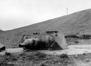 Tourelleau de char utilisé en Ringstand sur la position des Moulins à Omaha Beach. Photo : US National Archives