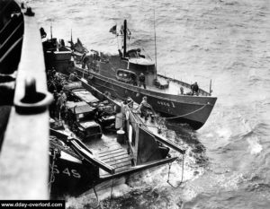 La vedette des garde-côtes USCG Cutter 1 83300 au large d'Omaha. Photo : US National Archives