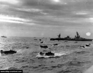 Les chalands de débarquement LCVP devant l'USS Augusta au large d'Omaha Beach. Photo : US National Archives