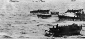 Des chalands de débarquement LCA et LCVP attendent l'ordre d'assaut au large d'Omaha BeachHalf-track anti-aérien américains détruits sur la plage d'Omaha. Photo : US National Archives