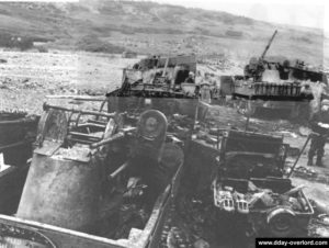 Half-track anti-aérien américains détruits sur la plage d'Omaha. Photo : US National Archives