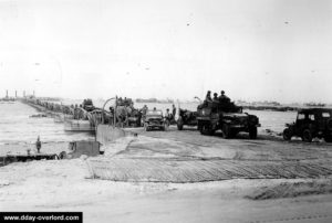 Véhicules utilisant un ponton du Mulberry A. Photo : US National Archives