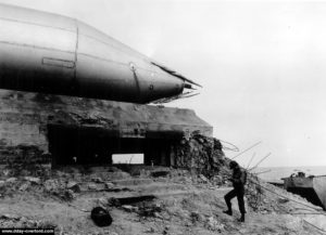 A Vierville-sur-Mer, la casemate du Wn 72 pour canon de 50 mm abrite un élément du 320th Barrage Balloon Battalion. Photo : US National Archives