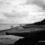 Vue d'une casemate H677 du Wn 72 à Vierville abritant un 88 mm Pak 43/41. Photo : US National Archives