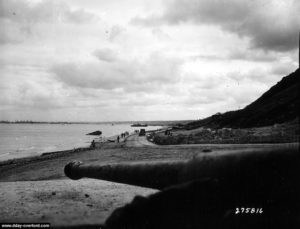 Vue d'une casemate H677 du Wn 72 à Vierville abritant un 88 mm Pak 43/41. Photo : US National Archives