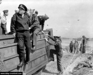 Le 12 juin 1944, inspection d'autorités américaines en DUKW à Omaha Beach. Photo : US National Archives