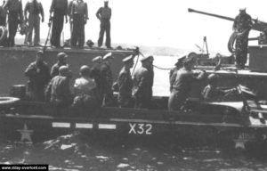 Le 12 juin 1944, inspection d'autorités américaines à Omaha Beach. Photo : US National Archives