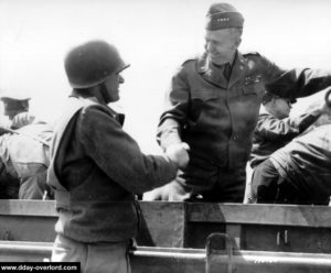 Le 12 juin 1944, inspection d'autorités américaines à Omaha Beach. Le général Marshall salue un militaire sur la plage. Photo : US National Archives