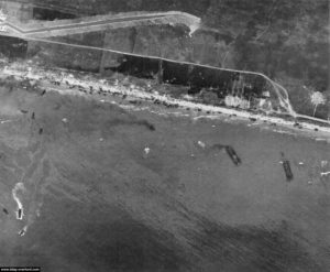 Vue aérienne d'Omaha Beach pendant le débarquement. Photo : US National Archives