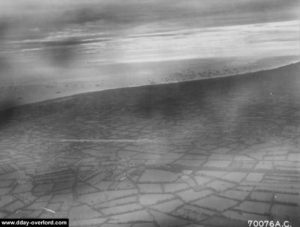 Vue aérienne d'Omaha Beach en direction du nord-est. Photo : US National Archives