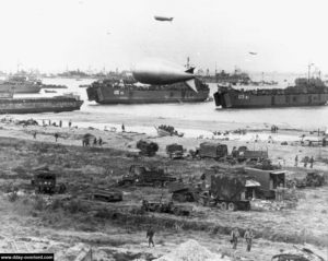 Vue générale de la plage d'Omaha depuis le Wn 65 au Ruquet. Photo : US National Archives