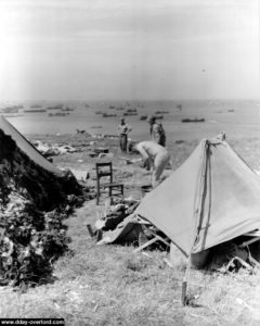 Remise en condition des soldats sur le plateau dominant Omaha. Photo : US National Archives