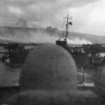 Le LCI(L) 553, touché par un obus de 88 mm, est échoué sur la plage. La photo a été prise à partir du LCI(l) 412. Photo : US National Archives