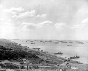 Vue générale d'Omaha Beach le 10 juin 1944 depuis le Wn 60. Photo : US National Archives