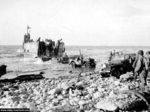 Le chaland de débarquement LCT-603 débarque des Jeeps sur le secteur Fox Red d’Omaha Beach dans l’après-midi du Jour-J. Ces unités appartiennent au 32nd Field Artillery Battalion, 16th Infantry Regiment, 18th Infantry Regiment et au 81st Chemical Mortar Battalion. Le LCT-603 s’était distingué dans la matinée du 6 juin 1944 en débarquant quatre chars Duplex Drive Sherman appartenant à la Company B, 741st Tank Battalion. Photo : US National Archives