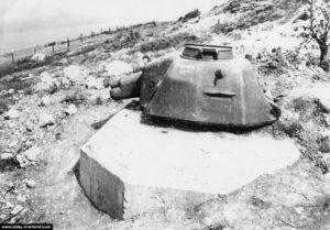 Tourelle de char Renault R35 en Ringstand sur un tobrouk du Wn 65 à Omaha Beach. Photo : US National Archives