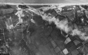 Vue aérienne des points d'appui allemands codés Wn 61 et Wn 62 le Jour J à midi. Photo : US National Archives